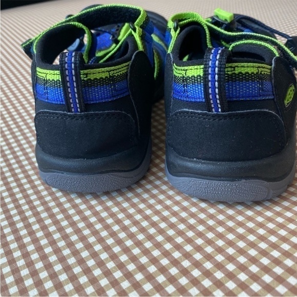Keen Newport H2 blue/green/black water shoes.
Big Kids size 4 - Picture 4 of 9